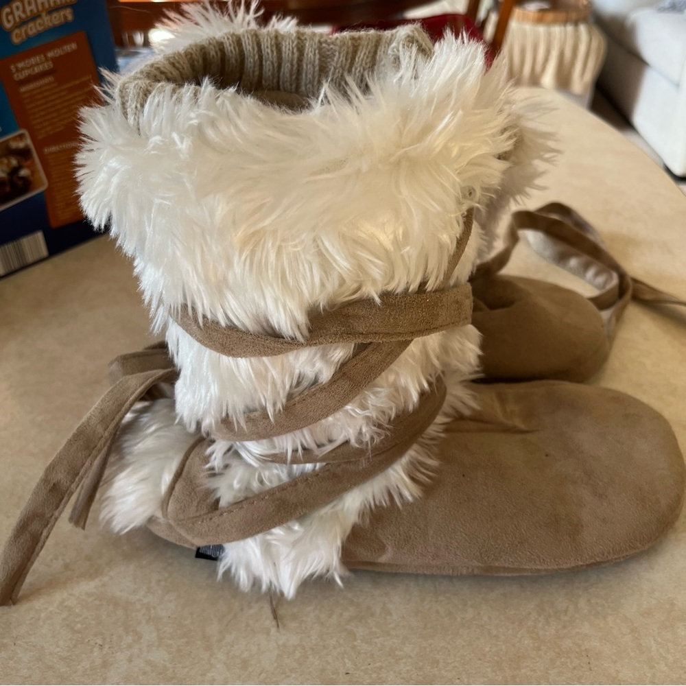 Muk Luks NWT Tan Slippers with Plush White Faux Fur Trim and  Wrap Around Laces